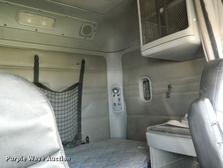 image for item DF4591 2006 Freightliner Columbia 120  semi truck