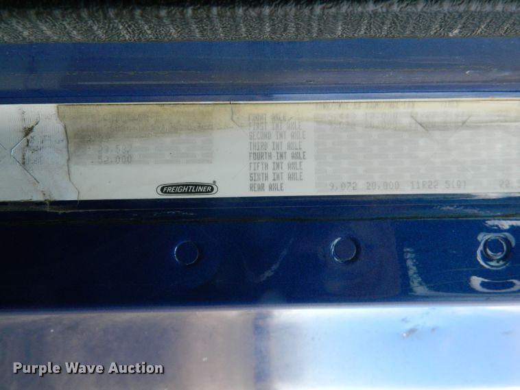 image for item DF4591 2006 Freightliner Columbia 120  semi truck