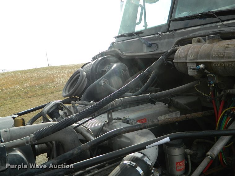 image for item DF4591 2006 Freightliner Columbia 120  semi truck