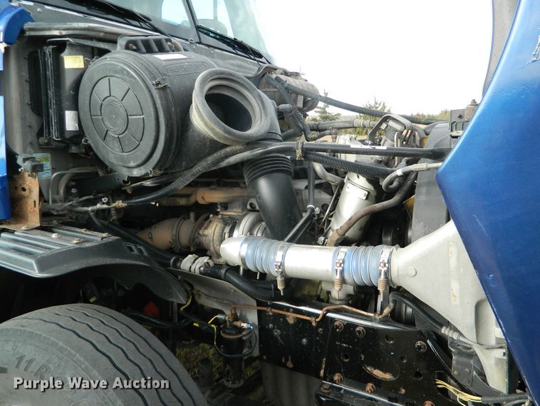 image for item DF4591 2006 Freightliner Columbia 120  semi truck