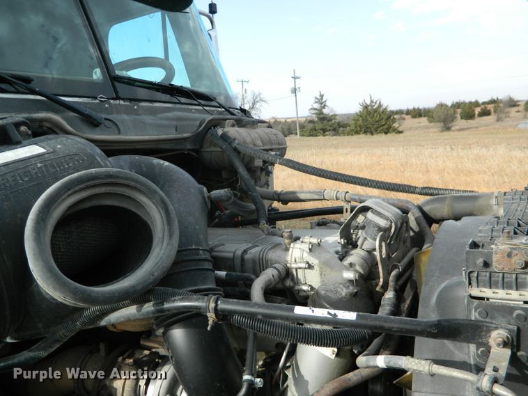 image for item DF4591 2006 Freightliner Columbia 120  semi truck