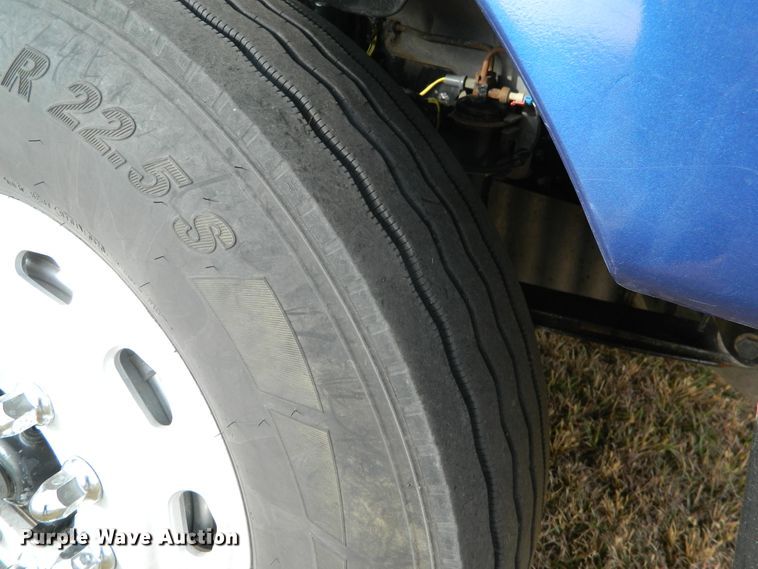 image for item DF4591 2006 Freightliner Columbia 120  semi truck