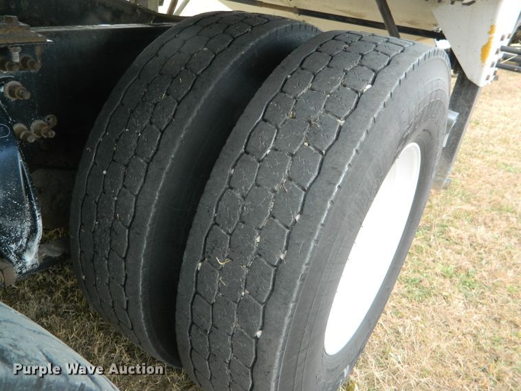 image for item DF4591 2006 Freightliner Columbia 120  semi truck