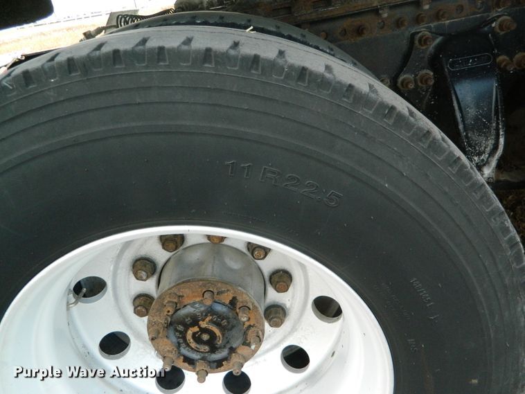 image for item DF4591 2006 Freightliner Columbia 120  semi truck