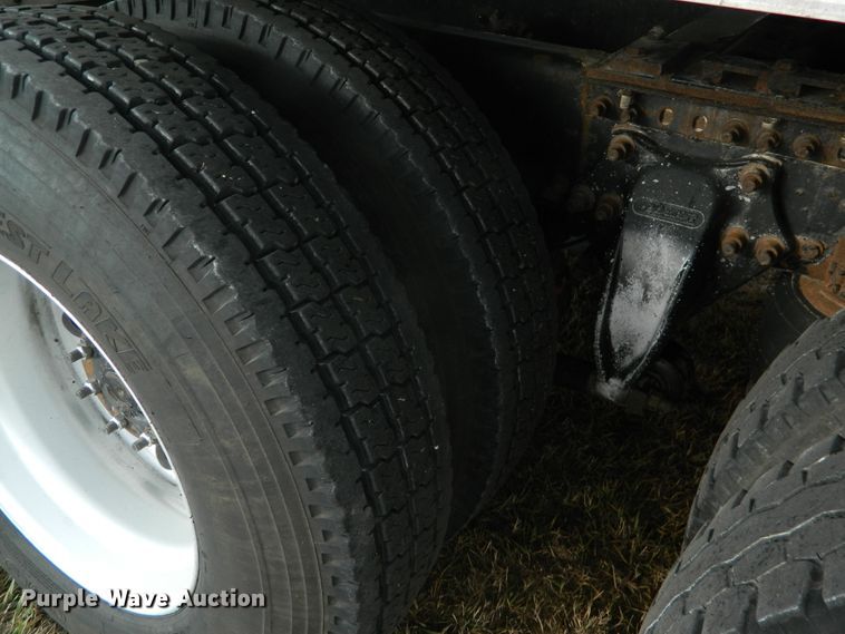 image for item DF4591 2006 Freightliner Columbia 120  semi truck