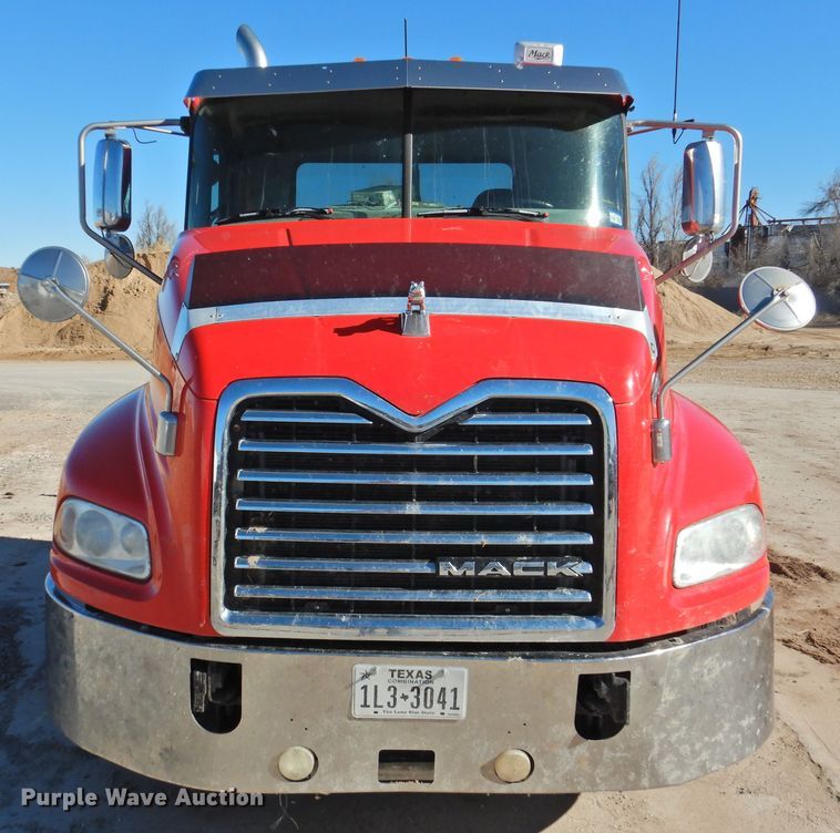 image for item DG1497 2009 Mack CXU613  semi truck