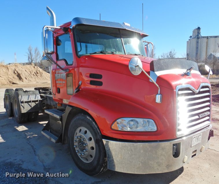 image for item DG1497 2009 Mack CXU613  semi truck