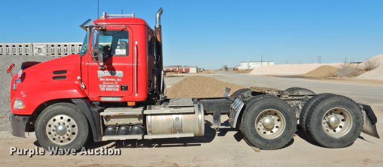 image for item DG1497 2009 Mack CXU613  semi truck
