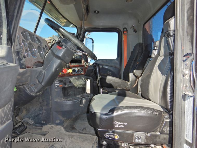 image for item DG1497 2009 Mack CXU613  semi truck