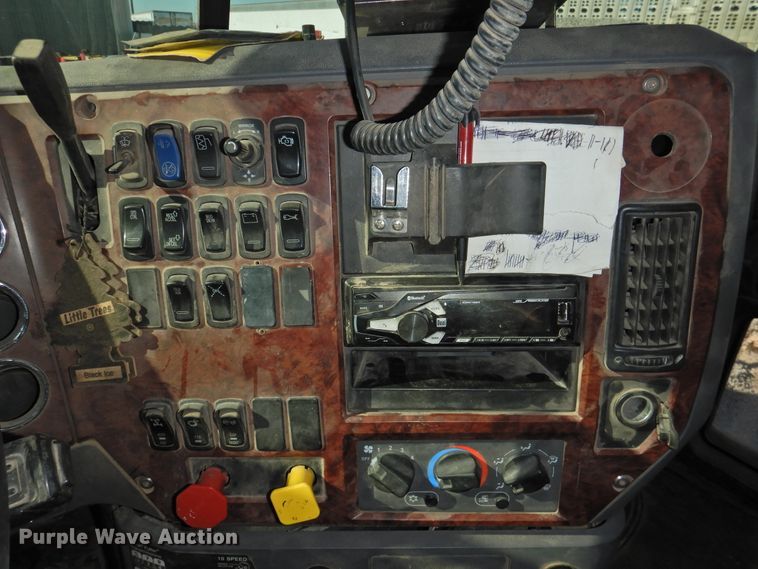 image for item DG1497 2009 Mack CXU613  semi truck