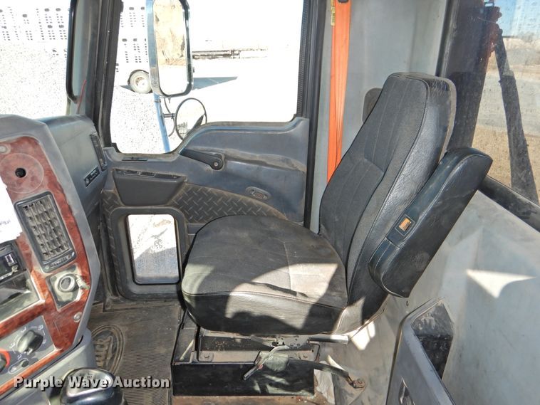 image for item DG1497 2009 Mack CXU613  semi truck