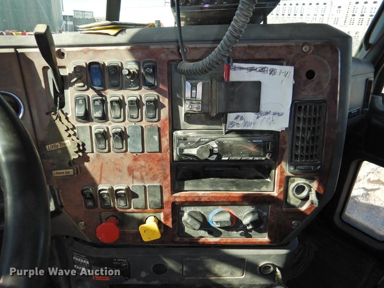 image for item DG1497 2009 Mack CXU613  semi truck