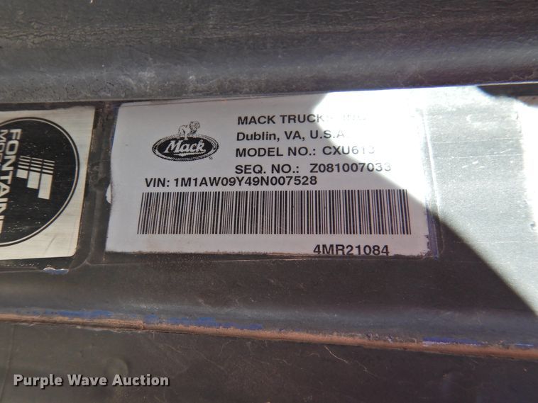 image for item DG1497 2009 Mack CXU613  semi truck