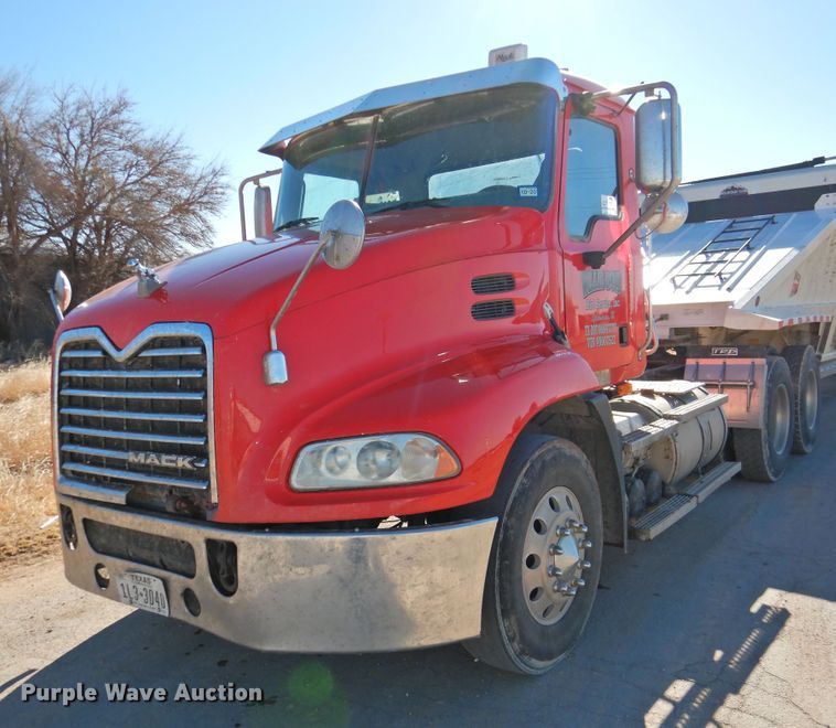 image for item DG1498 2009 Mack CXU613  semi truck