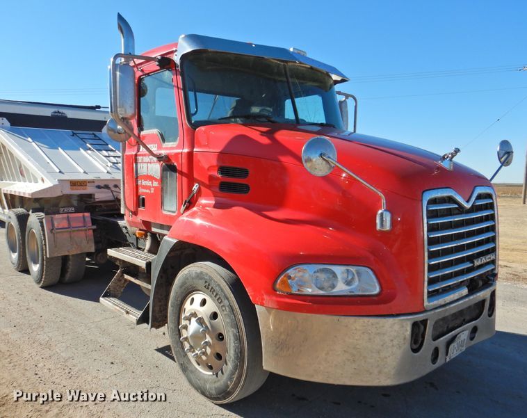 image for item DG1498 2009 Mack CXU613  semi truck