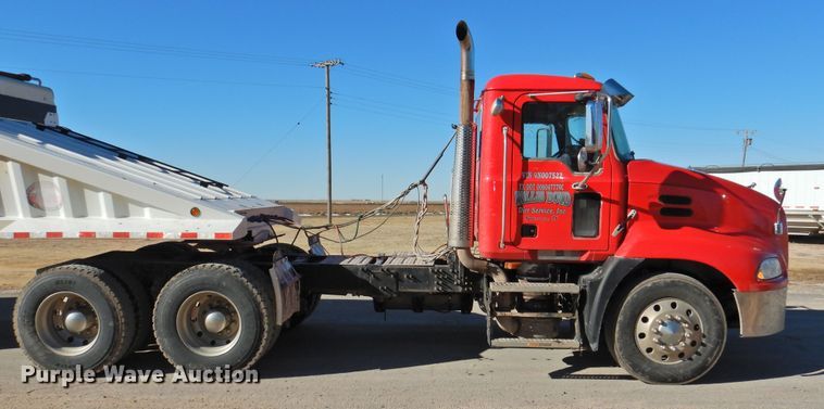 image for item DG1498 2009 Mack CXU613  semi truck