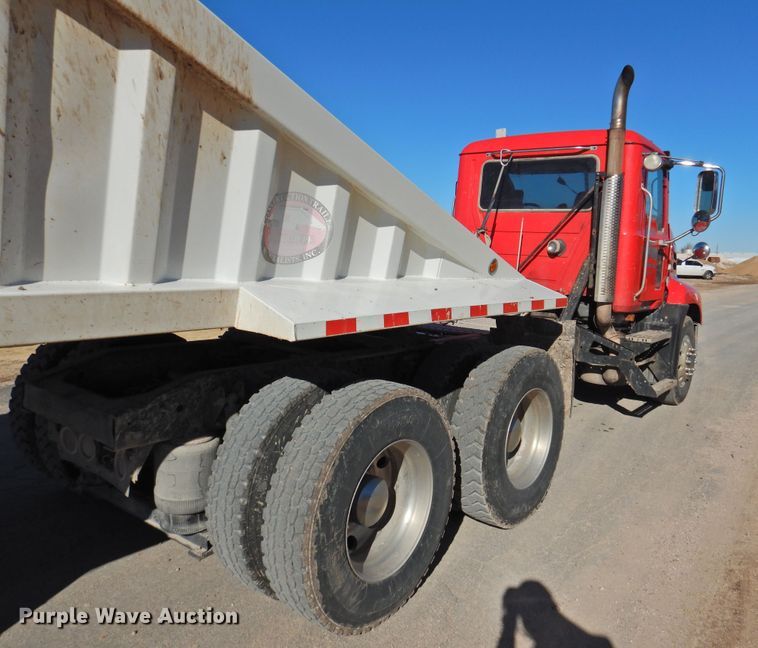 image for item DG1498 2009 Mack CXU613  semi truck