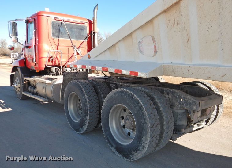 image for item DG1498 2009 Mack CXU613  semi truck