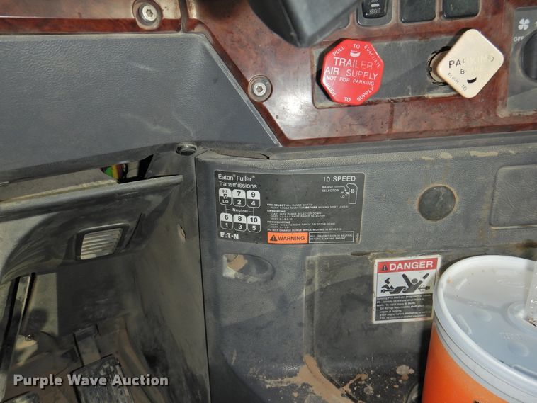 image for item DG1498 2009 Mack CXU613  semi truck