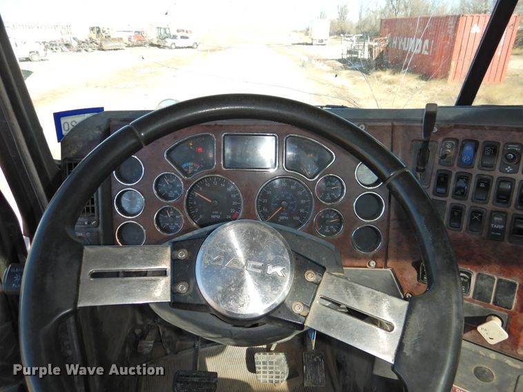 image for item DG1498 2009 Mack CXU613  semi truck