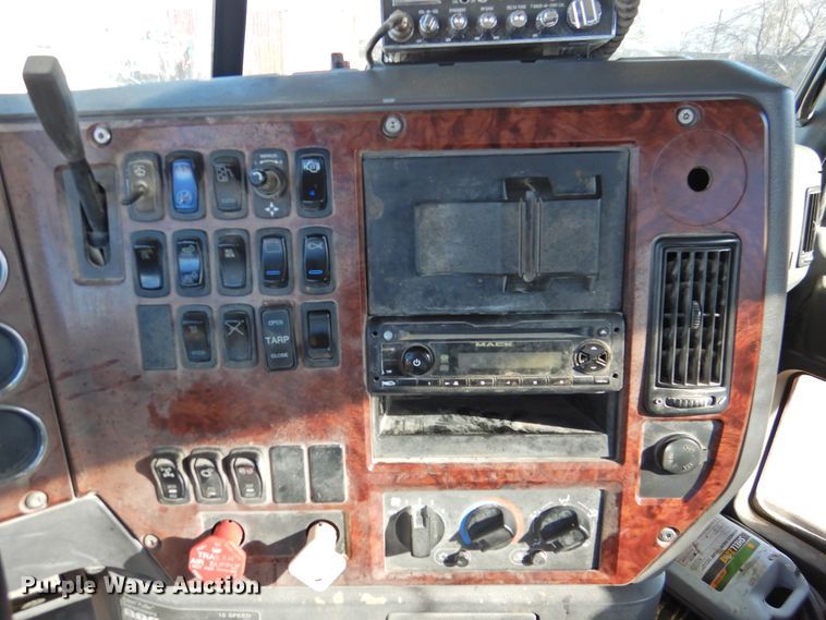 image for item DG1498 2009 Mack CXU613  semi truck