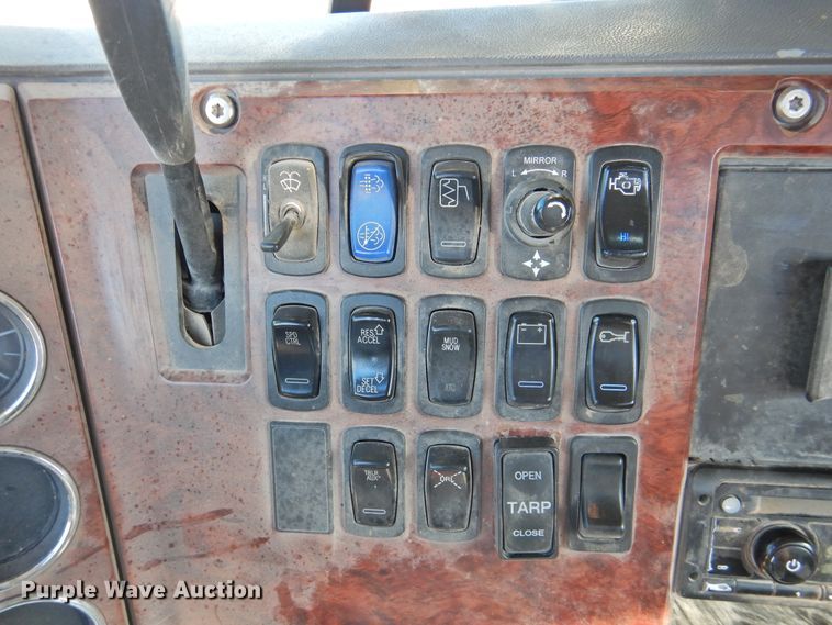 image for item DG1498 2009 Mack CXU613  semi truck