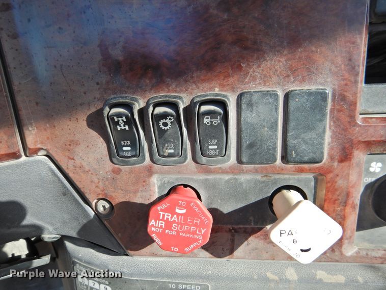 image for item DG1498 2009 Mack CXU613  semi truck