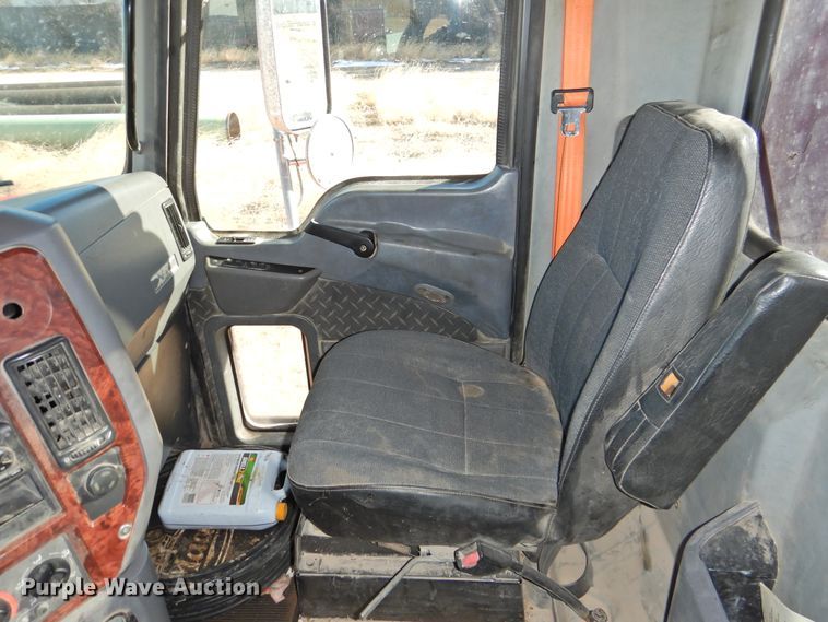 image for item DG1498 2009 Mack CXU613  semi truck