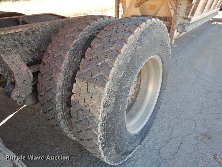 image for item DG1498 2009 Mack CXU613  semi truck