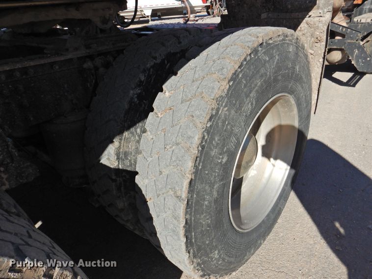 image for item DG1498 2009 Mack CXU613  semi truck