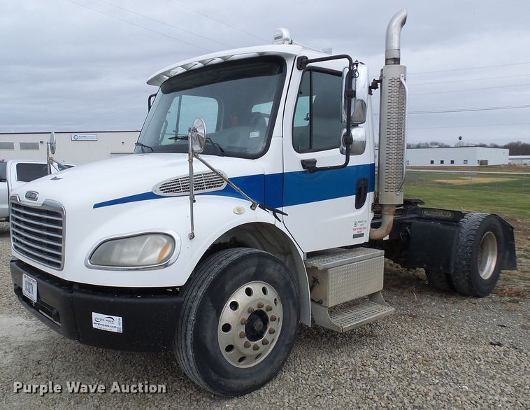 image for item DG2140 2007 Freightliner Business Class M2  semi truck