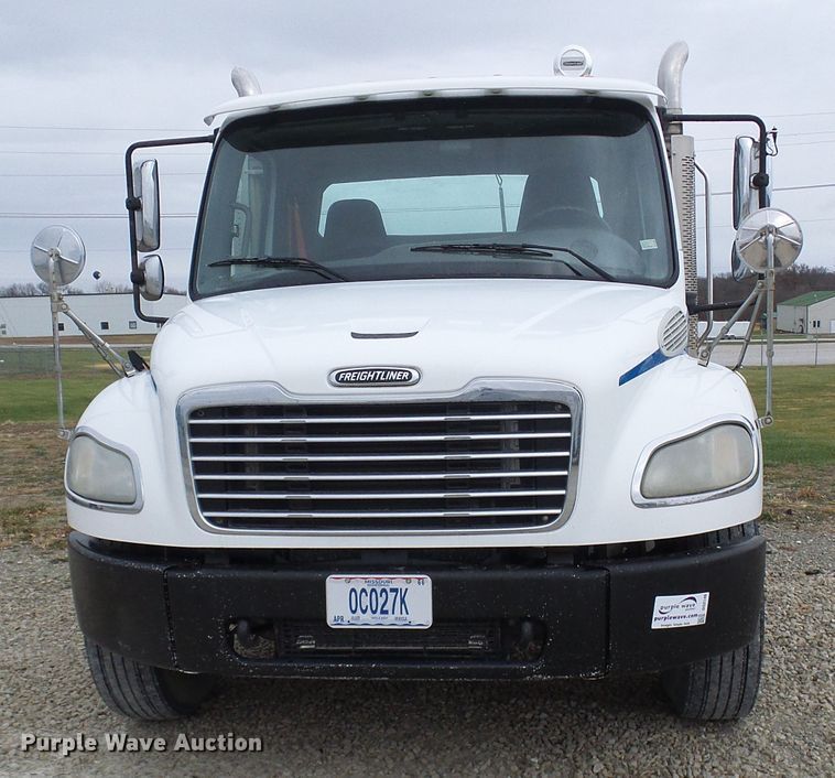 image for item DG2140 2007 Freightliner Business Class M2  semi truck