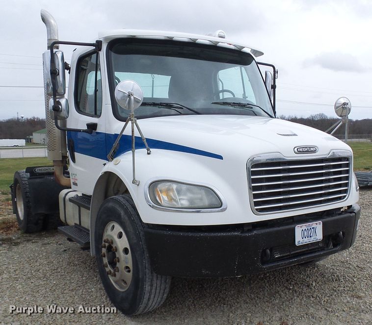 image for item DG2140 2007 Freightliner Business Class M2  semi truck