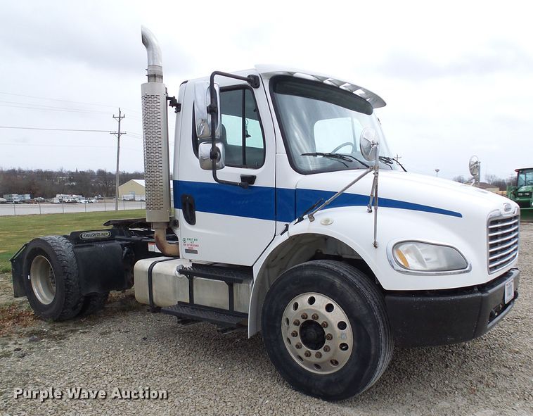 image for item DG2140 2007 Freightliner Business Class M2  semi truck