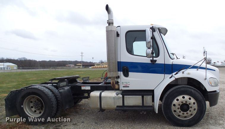 image for item DG2140 2007 Freightliner Business Class M2  semi truck