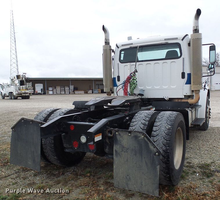 image for item DG2140 2007 Freightliner Business Class M2  semi truck