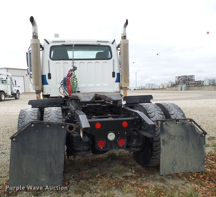 image for item DG2140 2007 Freightliner Business Class M2  semi truck