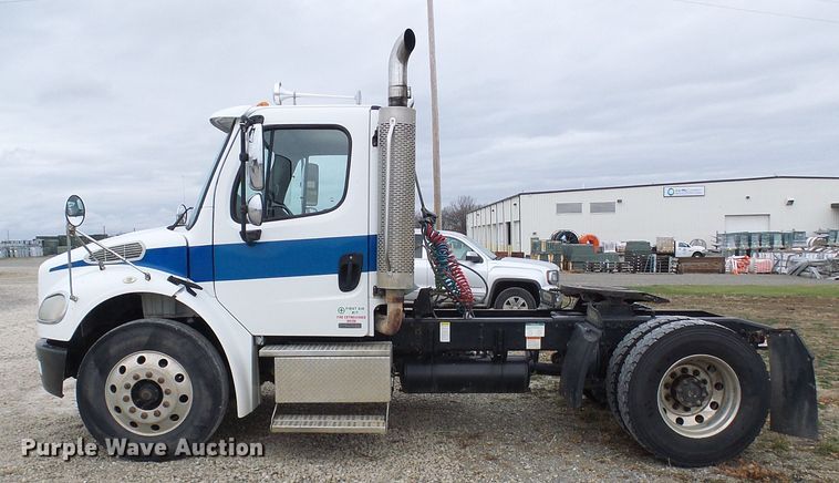 image for item DG2140 2007 Freightliner Business Class M2  semi truck