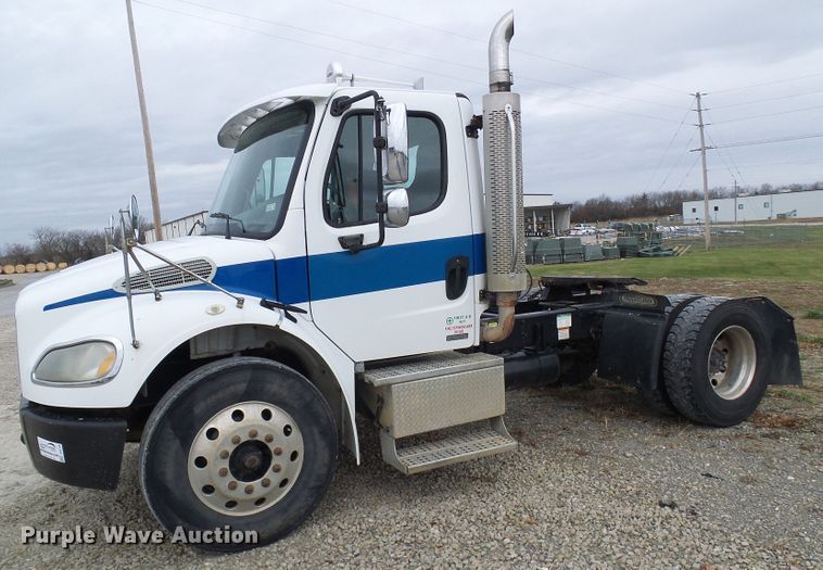 image for item DG2140 2007 Freightliner Business Class M2  semi truck