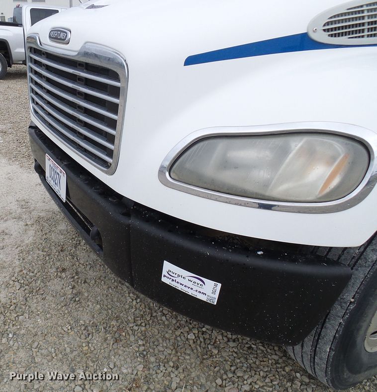 image for item DG2140 2007 Freightliner Business Class M2  semi truck