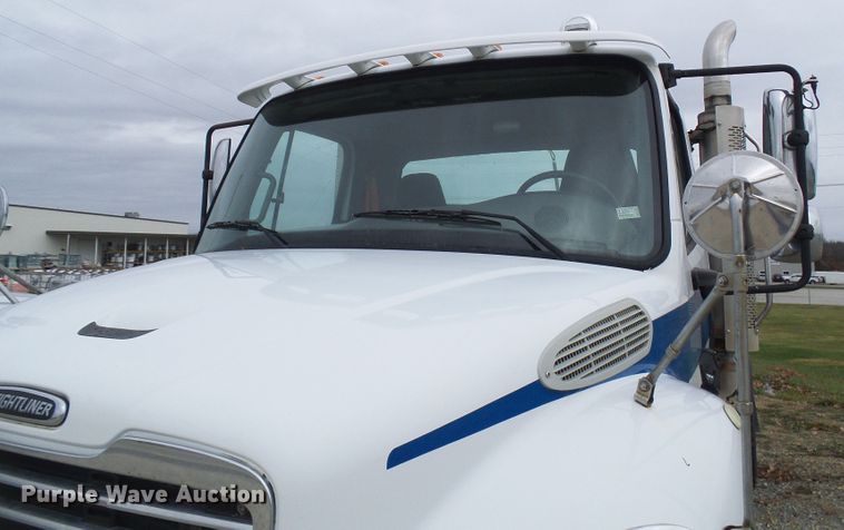 image for item DG2140 2007 Freightliner Business Class M2  semi truck