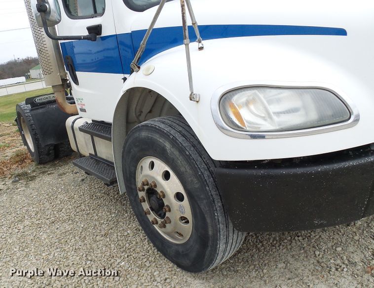 image for item DG2140 2007 Freightliner Business Class M2  semi truck