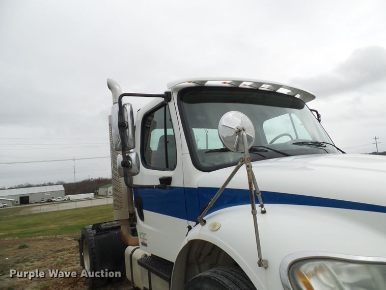 image for item DG2140 2007 Freightliner Business Class M2  semi truck