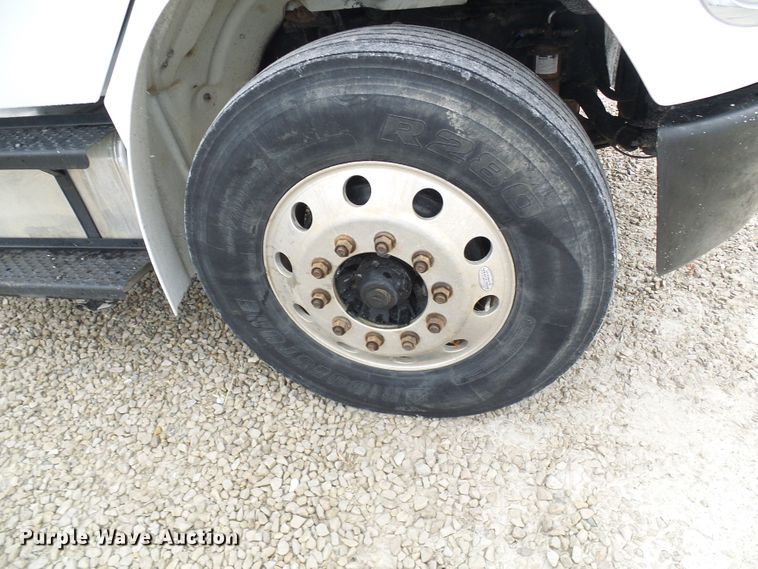 image for item DG2140 2007 Freightliner Business Class M2  semi truck