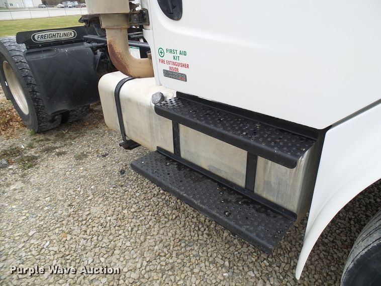 image for item DG2140 2007 Freightliner Business Class M2  semi truck