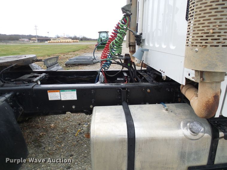 image for item DG2140 2007 Freightliner Business Class M2  semi truck