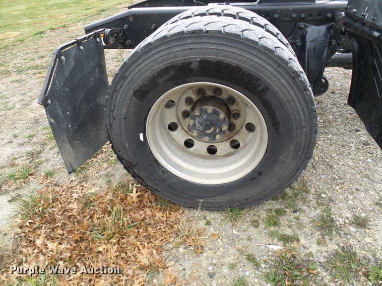 image for item DG2140 2007 Freightliner Business Class M2  semi truck