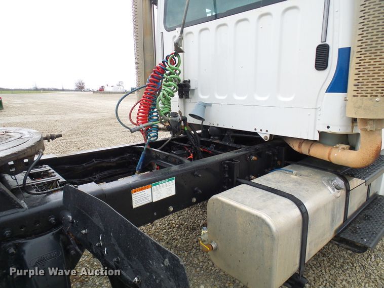 image for item DG2140 2007 Freightliner Business Class M2  semi truck