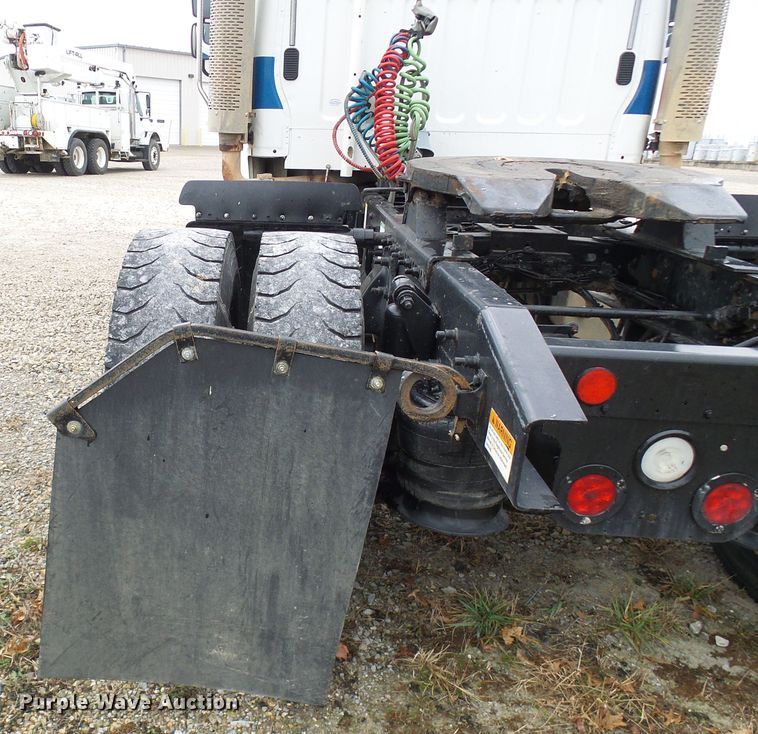 image for item DG2140 2007 Freightliner Business Class M2  semi truck