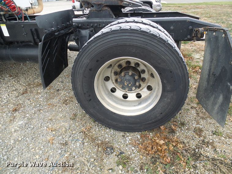 image for item DG2140 2007 Freightliner Business Class M2  semi truck